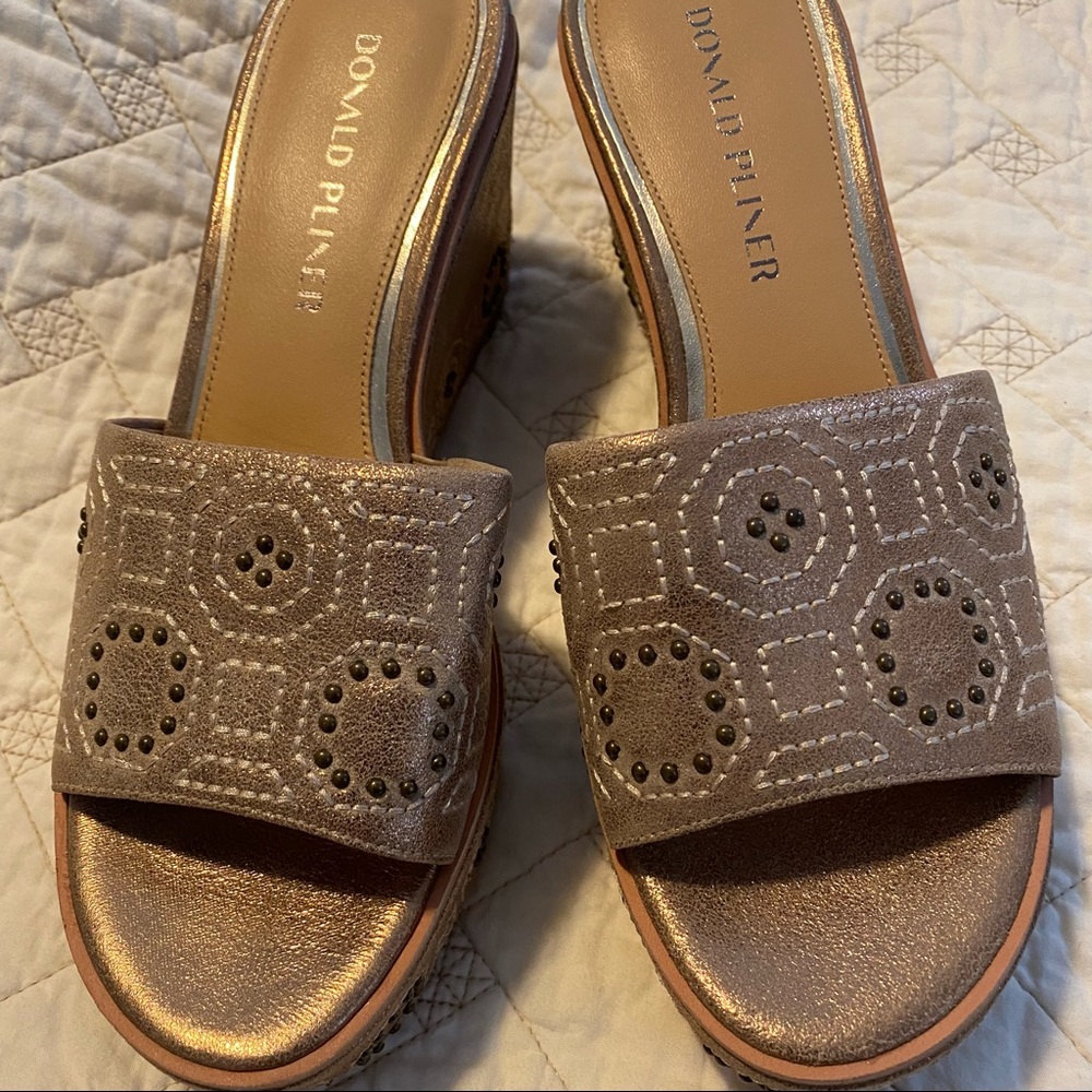 Donald J Pliner platform Slip On Sandals. New. Gold Metallic. Sz 7.5 Womens.